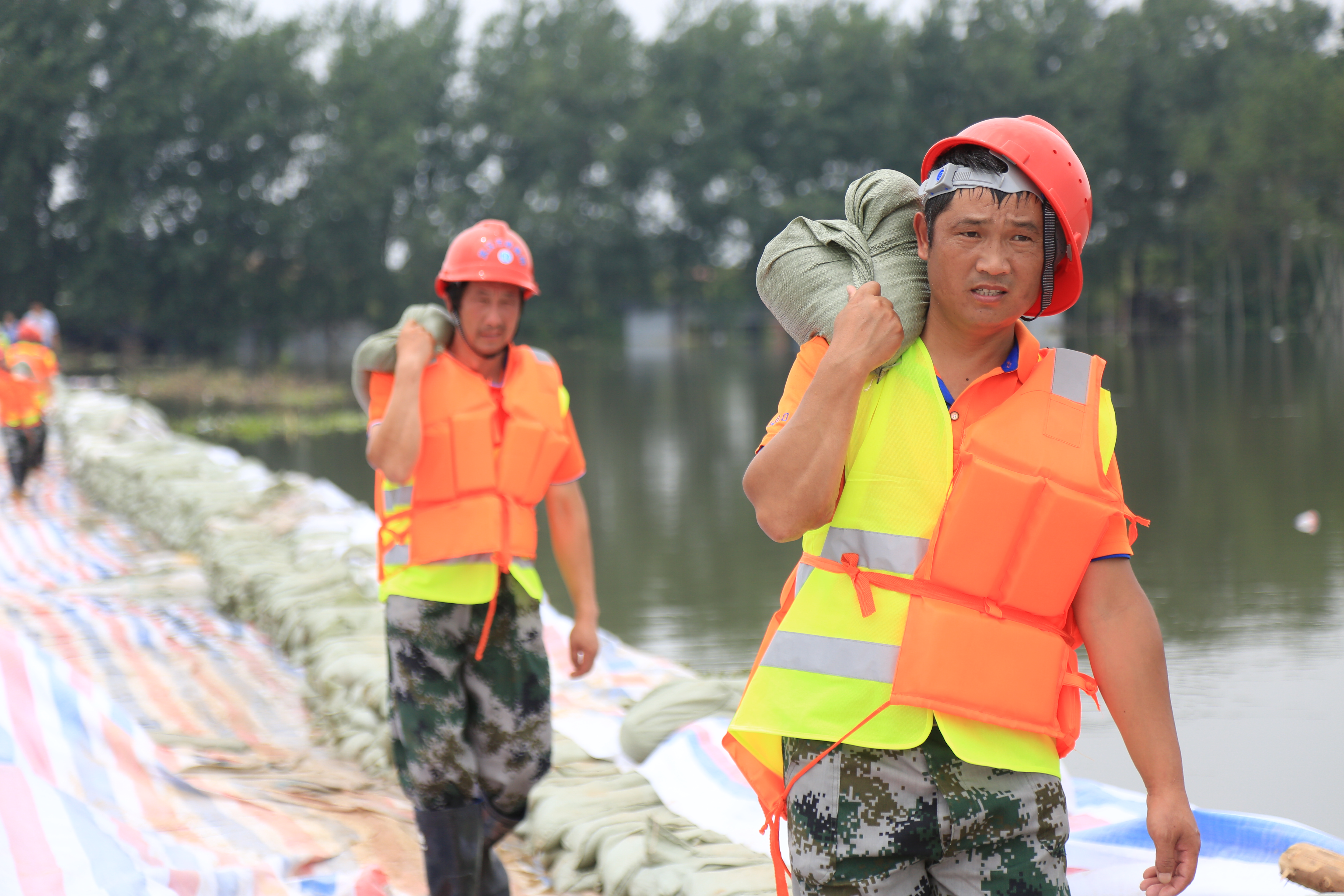 【童家湖搶險】32度高溫下的突擊隊員兩小時筑高堤壩20公分，隊員們全身汗如雨下.JPG